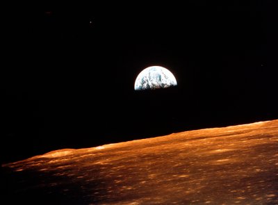 منظر للأرض من أبولو 10 يدور حول القمر ، 1969 بواسطة غير معروف
