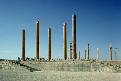 منظر لأعمدة Apadana (قاعة الجمهور) والدرج الشرقي ، الفترة الأخمينية ، القرن الخامس قبل الميلاد (صورة) بواسطة غير معروف
