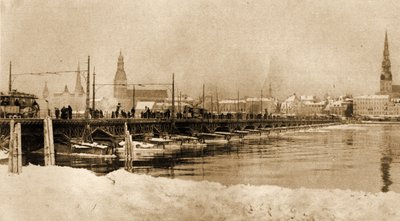 منظر للجسر العائم فوق دوينا ، ريغا ، لاتفيا. 1915 (صورة) بواسطة غير معروف