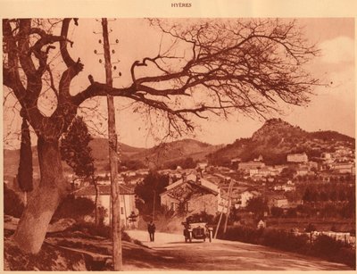 مشهد مأخوذ من Chemin de lHermitage ، Hyeres ، 1930. بواسطة غير معروف