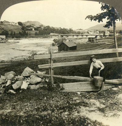 قرية القرية ومنازل Kongsberg ، بجانب منحدرات Laagen ، النرويج ، c1905. بواسطة غير معروف