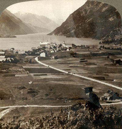 أسقف القرية والحقول المشمسة في Odde ، N. حتى Sorfjord الجبلي الضيق ، النرويج ، 1905. بواسطة غير معروف