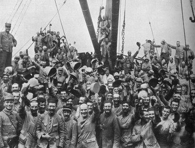 Vive la France: القوات الفرنسية على متن وسيلة نقل متجهة إلى الدردنيل ، 1915 بواسطة غير معروف