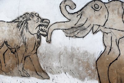 لوحة جدارية الفودو في سوق Akodessewa Fetish ، المعروف باسم أكبر سوق للشعوذة في العالم. الفيل والأسد. لومي ، توغو بواسطة غير معروف