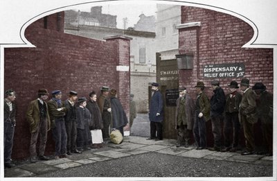 في انتظار القبول في St Marylebone Workhouse ، Luxborough Street ، London ، c1901 1903 بواسطة غير معروف