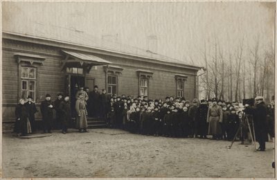 في انتظار إزالة جثة ليو تولستويز في محطة أستابوفو ، 20 نوفمبر 1910 ، 1910 بواسطة غير معروف