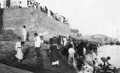 في انتظار وصول مراكب القوات ، نهر دجلة ، بغداد ، العراق ، 1917-1919 بواسطة غير معروف