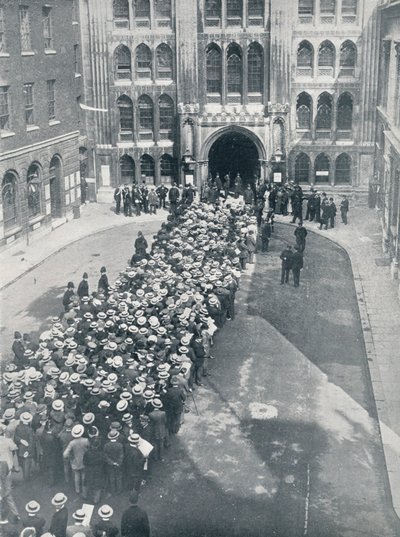 في انتظار دخول Guildhall لأول دعوة كبيرة للسيد Asquiths لاجتماع الأسلحة ، 1914 بواسطة غير معروف