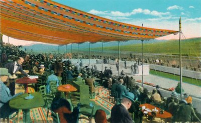 مشاهدة السباقات أمام كلوب هاوس ، Agua Caliente Jockey Club ، c1939 بواسطة غير معروف