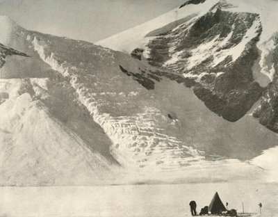 مخيم الطرف الغربي في 28 ديسمبر تحت نهر جليدي معلق في صخور الكاتدرائية ، 1909 بواسطة غير معروف