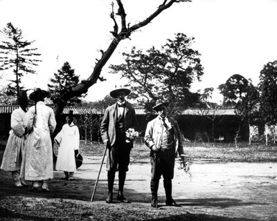 زوار غربيون لكوريا عام 1900 بواسطة غير معروف