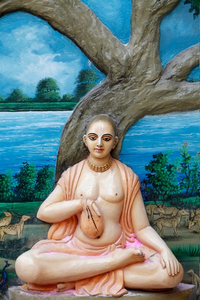 عندما كان يزور فريندافانا ، ردد Sri Caitanya Mahaprabhu يوميًا جابا في Imli Tala (شجرة التمر الهندي) ، التي كانت تقع في ذلك الوقت على ضفة نهر Yamuna. كان Chaitanya Mahaprabhu (1486-1534) قديسًا من قبيلة فايشنافا ومصلحًا اجتماعيًا في المنطقة الشرقية بواسطة غير معروف