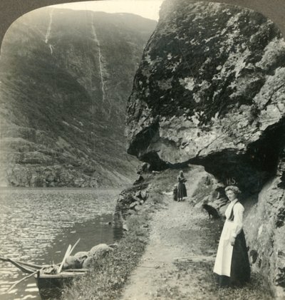حيث يتسلل الطريق تحت منحدرات البروز بمياه Nerofjord ، النرويج ، c1905. بواسطة غير معروف