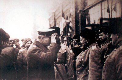 اللواء الروسي الأبيض أنطون دنيكين يعامل اللواء البريطاني فريدريك بول ، روسيا ، 1918 بواسطة غير معروف