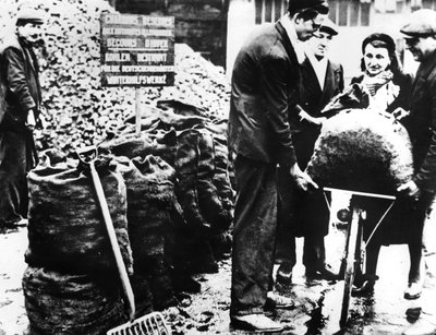 الإغاثة الشتوية ، توزيع الفحم ، فرنسا 1940-1944 بواسطة غير معروف