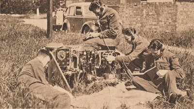 مشغل لاسلكي داخل أحدث نوع من آلة التدريب ، 1940 بواسطة غير معروف