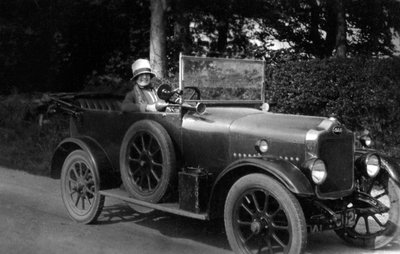 امرأة تقود سيارة ، 1930 بواسطة غير معروف