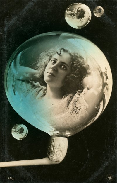 امرأة تنعكس في فقاعة ، بطاقة بريدية ، c1890-c1909 بواسطة غير معروف