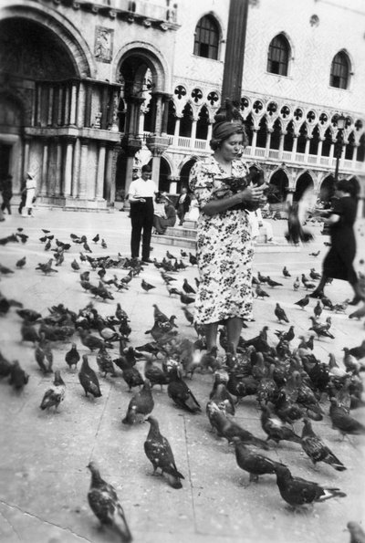 امرأة محاطة بحمامات ، ساحة سانت مارك ، البندقية ، إيطاليا ، 1938 بواسطة غير معروف