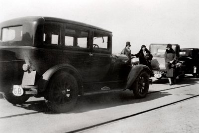 النساء والسيارات المتوقفة ، 1930 بواسطة غير معروف