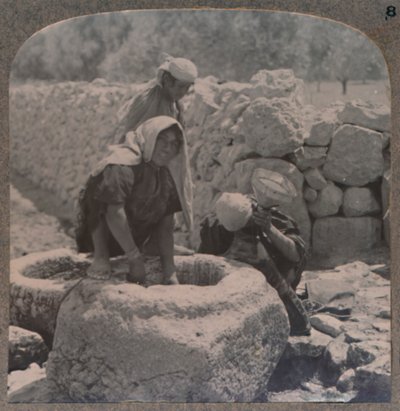 نساء يسحبن الماء في نافورة المجوس ، على طريق بيت لحم ، عام 1900 بواسطة غير معروف