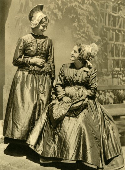 النساء في الزي التقليدي ، النمسا السفلى ، c1935. بواسطة غير معروف