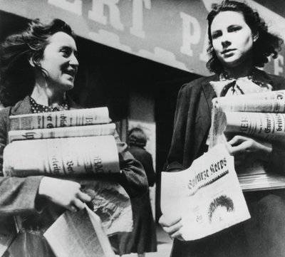 نساء يبيعن الصحف الألمانية ، باريس التي تحتلها ألمانيا ، 19 يوليو 1940 بواسطة غير معروف