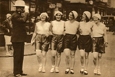 نساء يرتدين السراويل القصيرة ، 1930 ، 1933. بواسطة غير معروف