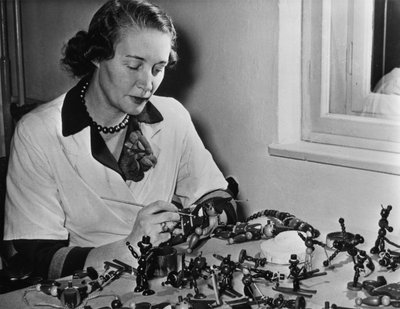 ألعاب خشبية يتم الانتهاء منها في فيينا ، النمسا ، متجهة إلى أمريكا ، 1952 بواسطة غير معروف