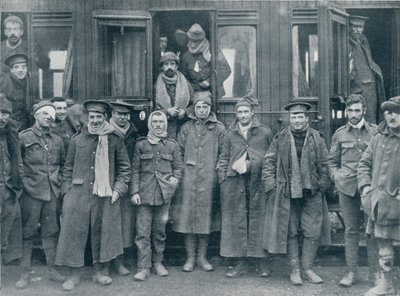 جرح جنود إنجليز في طريقهم إلى مستشفى قاعدة ، ج 1914 بواسطة غير معروف