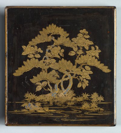 مربع الكتابة Suzuribako مع تصميم من الصنوبر والكاميليا وغطاء من الخيزران ، 1400s. بواسطة غير معروف