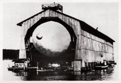 Zeppelin LZ1 في علاقة عائمة في Manzell ، فريدريشهافين ، ألمانيا ، 1900 ، 1933 بواسطة غير معروف