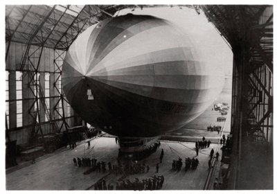 Zeppelin LZ 127 Graf Zeppelin يدخل حظيره ، 1933 بواسطة غير معروف