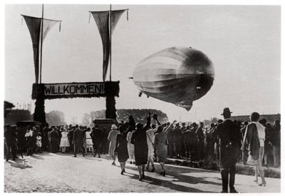 Zeppelin LZ 127 Graf Zeppelin يهبط في فريدريشهافين ، ألمانيا ، 1933 بواسطة غير معروف