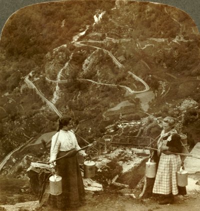التعرجات من طريق Grjotlid الشهير - خادمات الحليب الجبلي على طول الطريق بالقرب من Marok ، النرويج ، c1905. بواسطة غير معروف