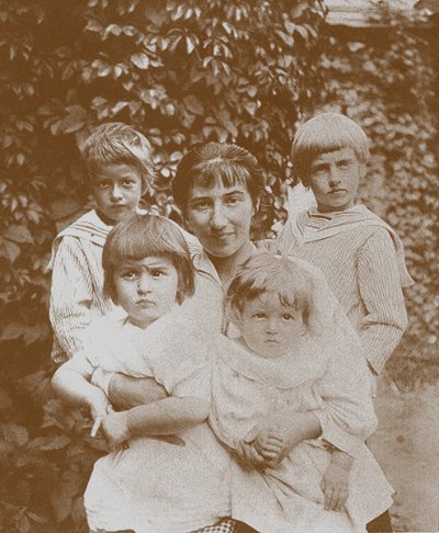 Zinaida Serebriakova مع أطفالها ، 1920s بواسطة غير معروف