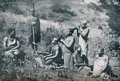 تصفيف شعر بنات الزولو 1912 بواسطة غير معروف