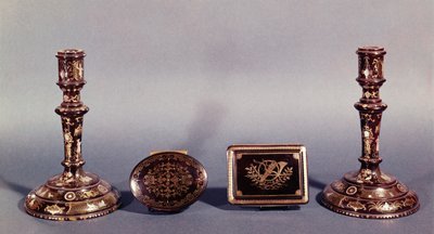 زوج من شموع Louis XVI مطعمة بالذهب وعرق اللؤلؤ مع صندوقين للنقط البيكي الإنجليزية في القرن الثامن عشر بواسطة Unbekannt Unbekannt