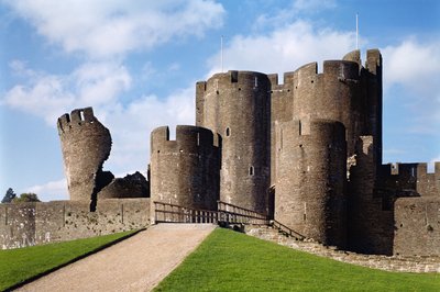 قلعة Caerphilly ، المنظر الخارجي الذي يظهر الجسر والبرج المائل ، المدرسة الإنجليزية ، (القرن الثالث عشر) ، تم الانتهاء منه 1277 ، جلامورجان ، ويلز بواسطة غير معروف غير معروف