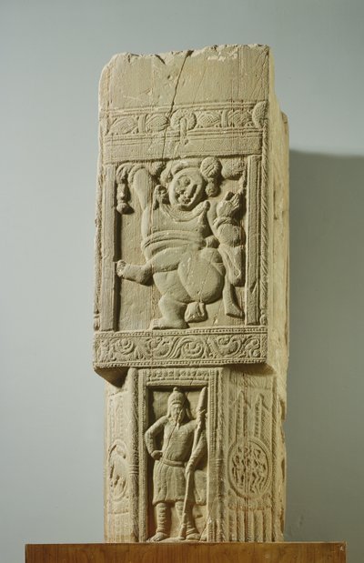 عمود من الحجر الجيري مخضر مع قزم يرقص وجندي Scythian ، Nagarjunakonda ، AP ، القرن الثالث الميلادي بواسطة غير معروف غير معروف