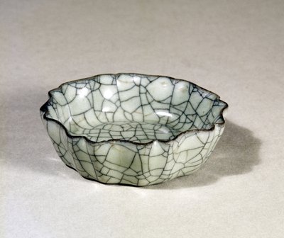 غسالة فرشاة كوان وير مصبوبة بثماني فصوص وحافة صدفي ، سلالة سونغ (960-1279) بواسطة Unbekannt Unbekannt