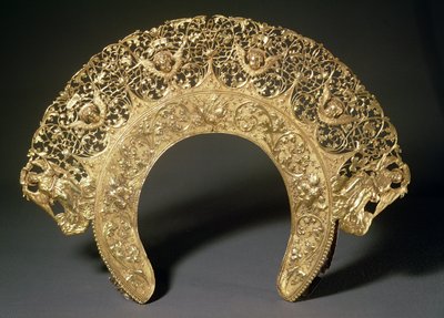 إكليل روسي مع عمل تخريمي من صياغة الفضة مع حرف واحد فقط CA ، c.1730s بواسطة غير معروف غير معروف
