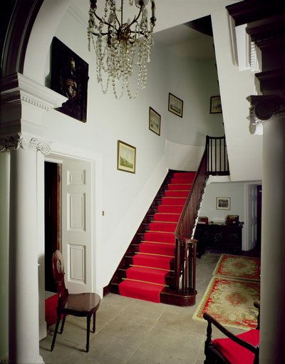 منظر للقاعة والسلالم في Belle Isle House ، بحيرة Windermere ، تم بناؤه 1774-c.1781 بواسطة غير معروف غير معروف