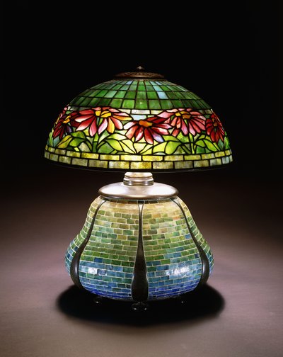 مصباح طاولة زجاجي "Poinsettia" ، ج. 1902-1932 بواسطة غير معروف