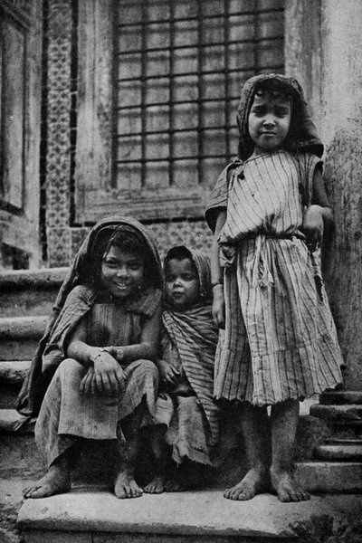 أفريقيا. متسولون بشارع العرب خارج مسجد بتونس. 1920 بواسطة غير معروف