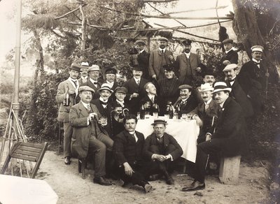 ألبوم "Meine mittelmeer-reise 1910": مجموعة من الأشخاص يقفون وهم يتناولون نخباً في حديقة بواسطة فنان غير معروف