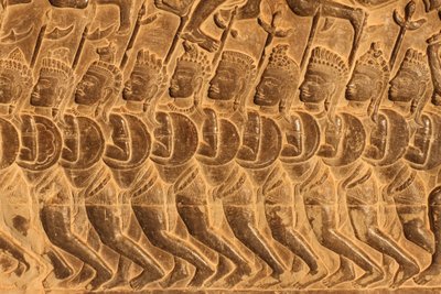 أنغكور وات. تفاصيل النحت البارز من معركة كوروكشيترا سيم ريب في كمبوديا بواسطة غير معروف