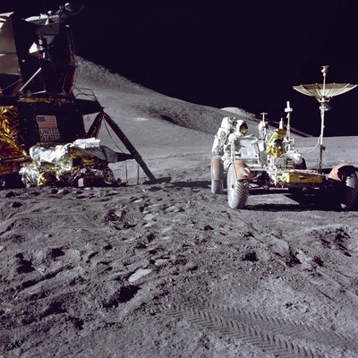 Astronaut James Irwin loads the Lunar Roving Vehicle at the Hadley-Apennine landing site بواسطة غير معروف