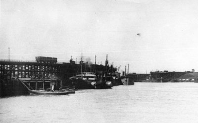 Blyth Harbour ، تظهر كمية من كوليرز ملقاة جنبًا إلى جنب مع Blyth Staiths مع إطلاق لجنة Harbour في المقدمة بواسطة غير معروف