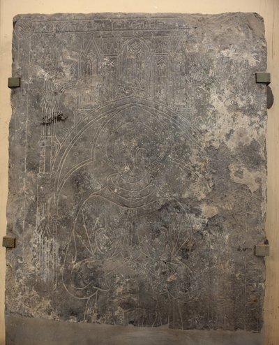 مجموعة الكاتدرائية. جزء من صفيحة حجرية. الإغاثة. مسؤول الكنيسة. الكنيسة الأصلية (Saint-Quentin of Tournai. نهاية القرن 13. التفاصيل. بواسطة Unbekannter Künstler